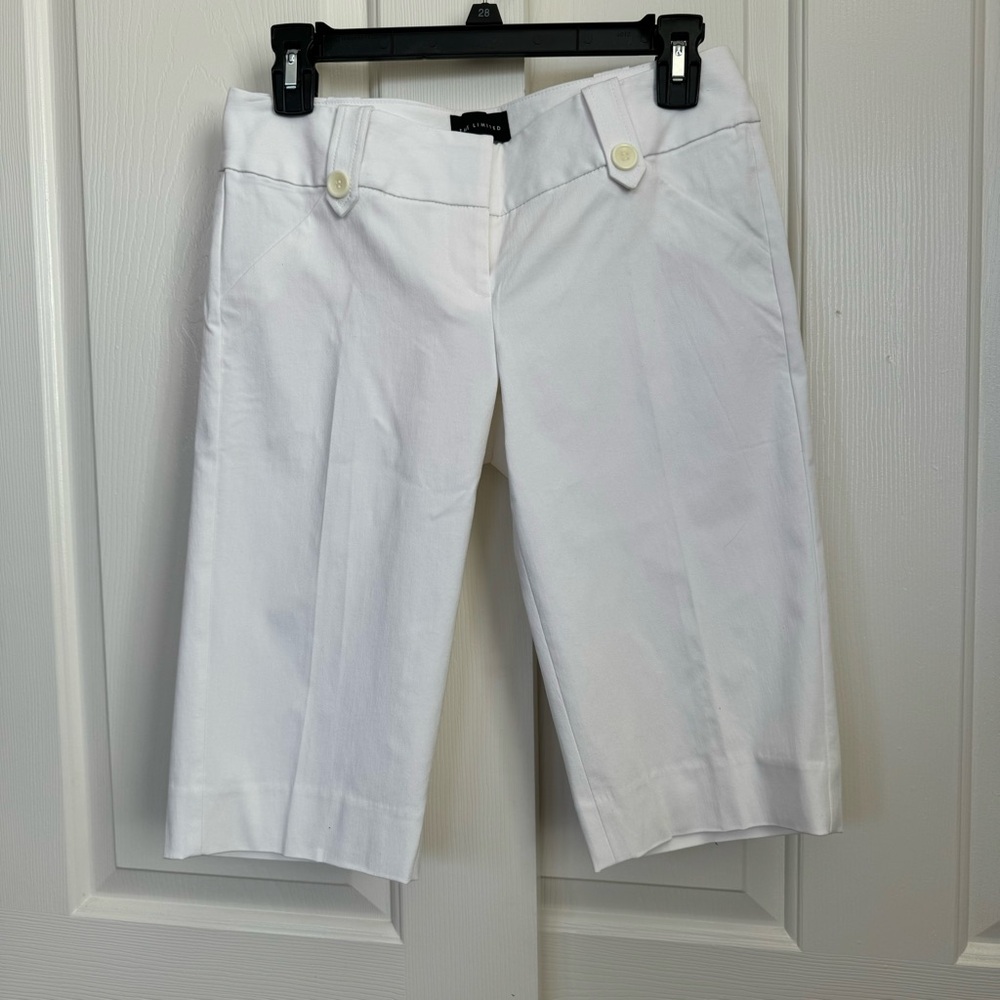 NWT Women Bermuda white shorts, rear pockets, belt loops.